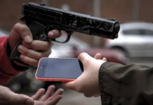 Sábado lidera ranking de furtos de celulares no Brasil; veja os horários de pico